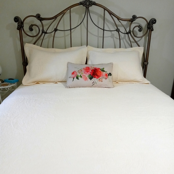 Home Claszics Other - Queen Bedroom Quilt & Shams